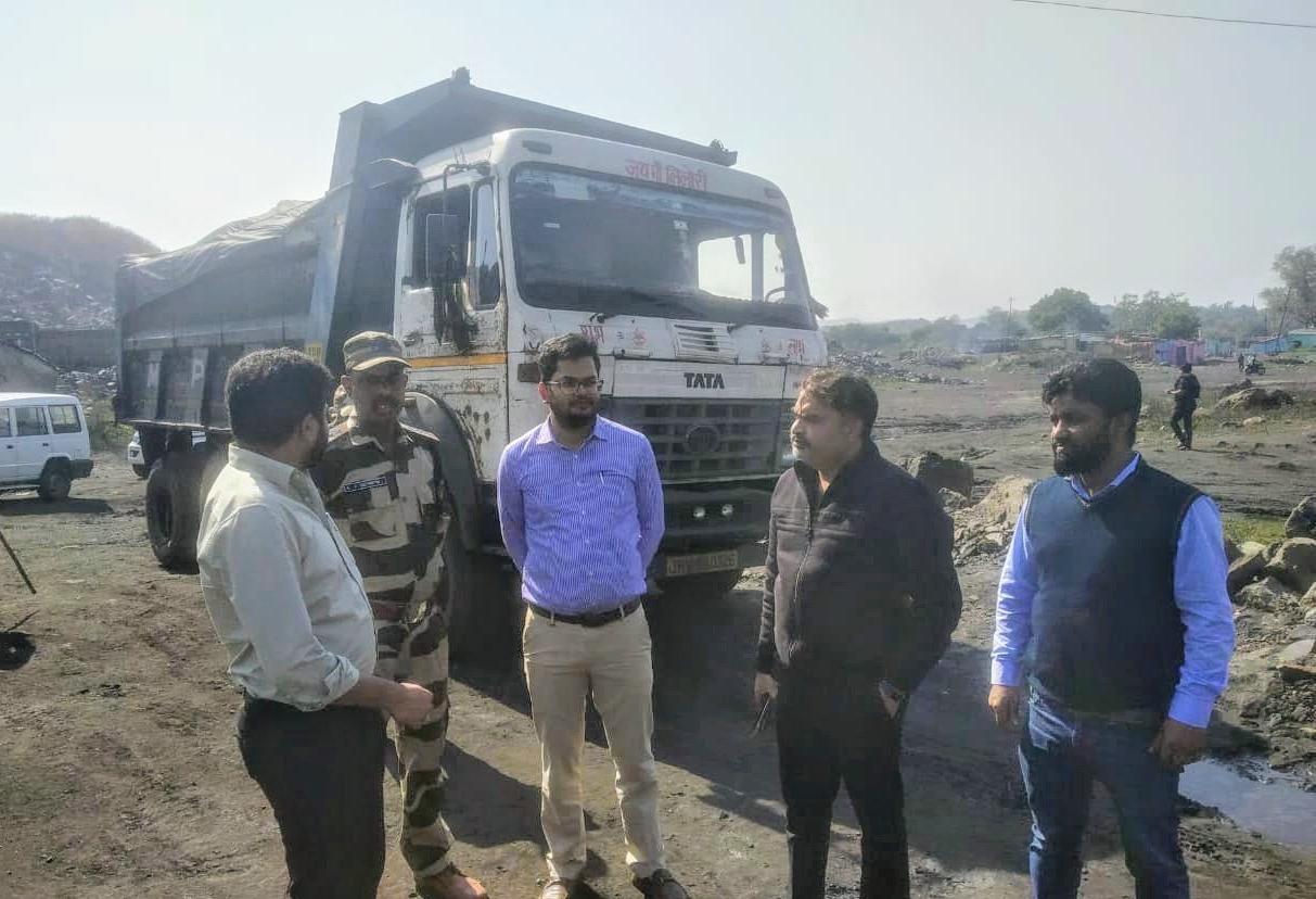 धनबाद: हिलटॉप आउटसोर्सिंग पर चला प्रशासनिक डंडा, आधा दर्जन वाहन किए गए पुलिस के हवाले