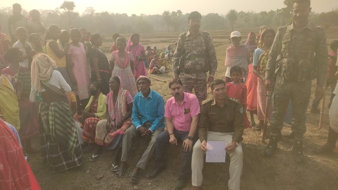 Big Breaking : ट्रेनी IAS सहित कई अफसरों को ग्रामीणों ने लिया कब्जे में, बॉन्ड भरने के बाद सभी को किया  रिहा, जानिए कहां का और क्या है मामला