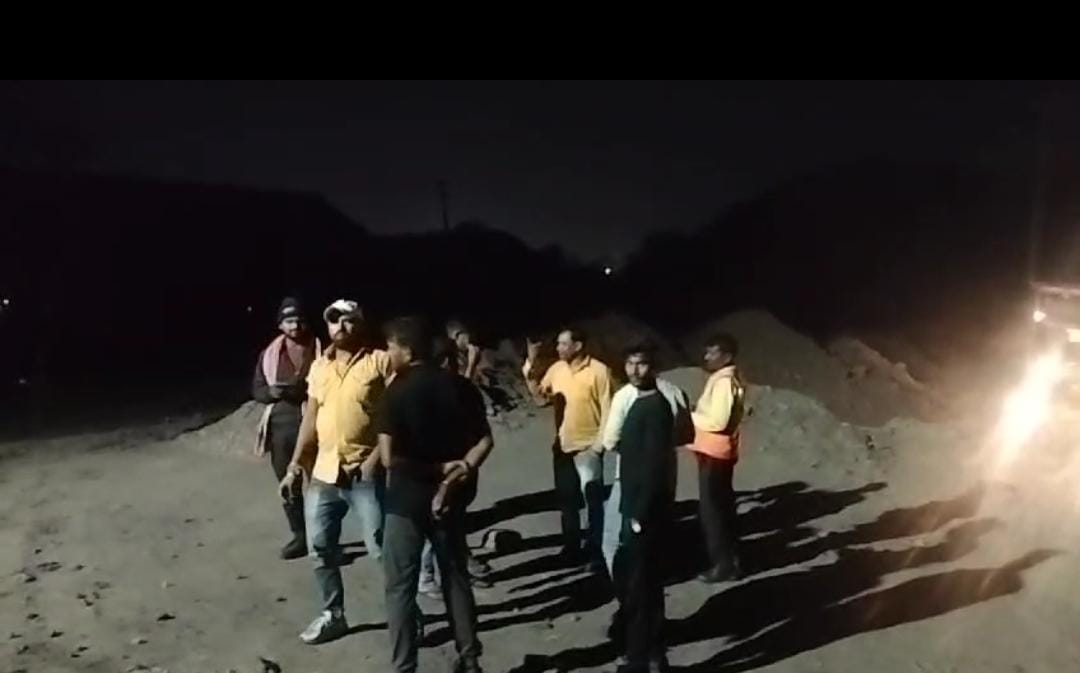 धनबाद:पुटकी में एसटीजी आउटसोसिंग कंपनी के डंपिंग यार्ड में अपराधियों ने की बमबाजी, घटना से दहशत में कर्मी, पढ़ें कितना का हुआ नुकसान  