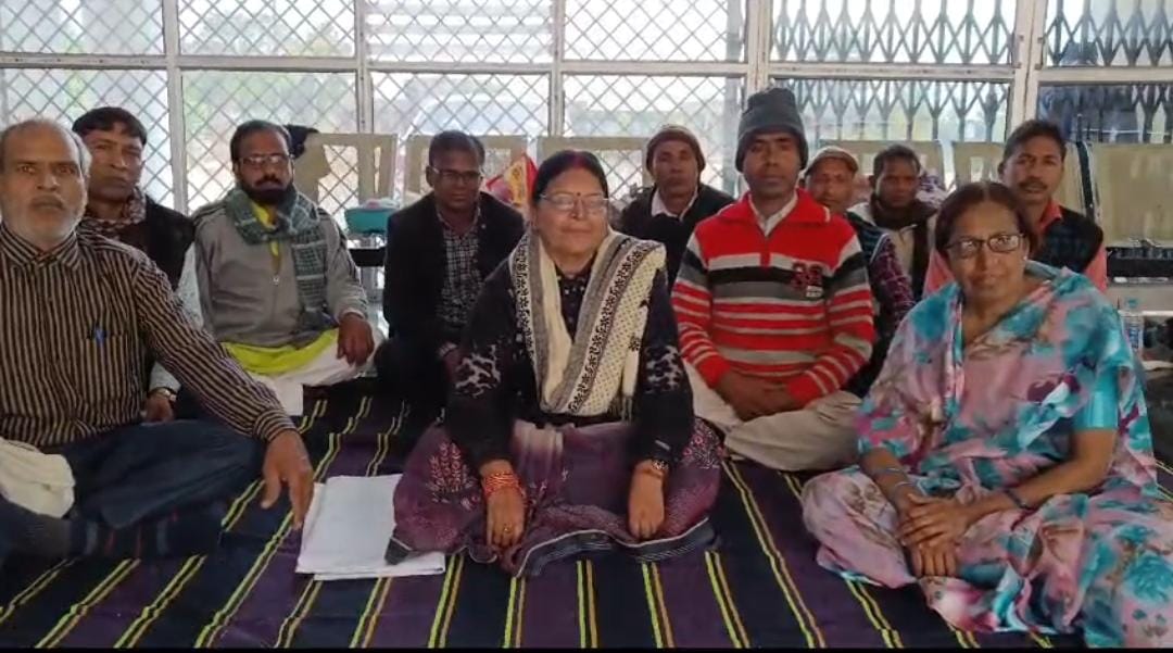 दुमका:सिदो कान्हू मुर्मू विश्वविद्यालय परिसर में धरने पर बैठी प्रोफेसर डॉ सुमन लता, प्रबंधन पर नियमों को तोड़ने का लगाया आरोप, पढ़ें पूरा मामला   