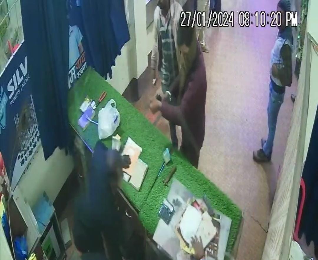बाढ़ में हुए लूट की घटना का सीसीटीवी आया सामने, एक जनवरी को लूटपाट के दौरान एक व्यक्ति को मारी गई थी गोली, पढ़ें पूरा मामला