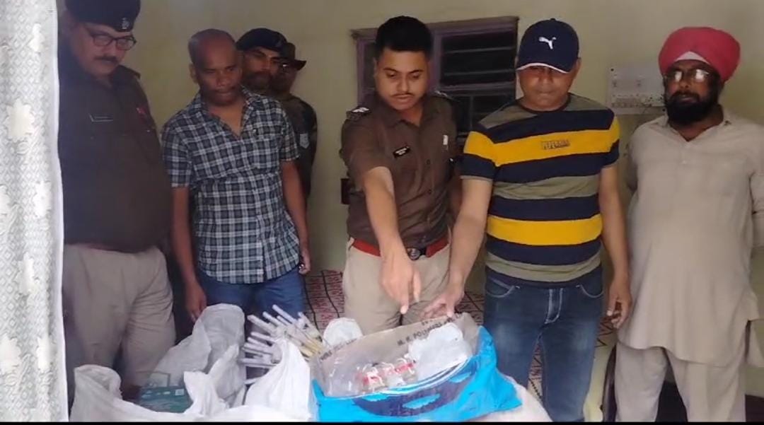 जमशेदपुर:परसुडीह में चल रहा था अवैध तरीके से पटाखा बनाने का काम, पुलिस ने छापेमारी कर दो को दबोचा, भारी मात्रा में विस्फोटक बरामद