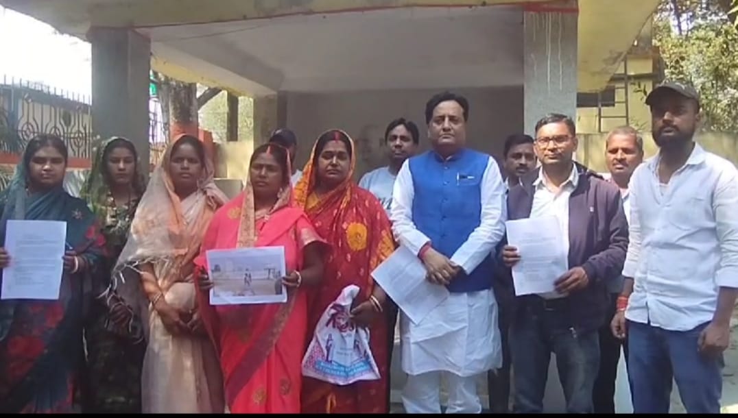 फिर विवादों में घिरे विधायक ढुल्लू महतो,ग्रामीणों ने लगाया जबरन मंदिर के लिए जमीन दान करने का दबाव बनाने का आरोप, पढ़ें पूरा मामला    