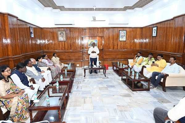 शिबू नहीं सीएम चंपाई की अध्यक्षता में झामुमो केंद्रीय कार्यकारिणी की बैठक, लोबिन और बैद्यनाथ हुए शामिल, हेमंत को लेकर मंत्री मिथिलेश ने कह दी बड़ी बात