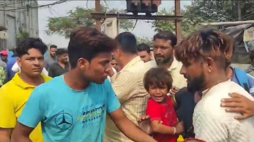 सरायकेला:चोरी के मोबाइल की खरीद बिक्री करनेवाले को लोगों ने जमकर पीटा, फिर किया पुलिस के हवाले, पढ़ें  मामले में क्या कहती है पुलिस   