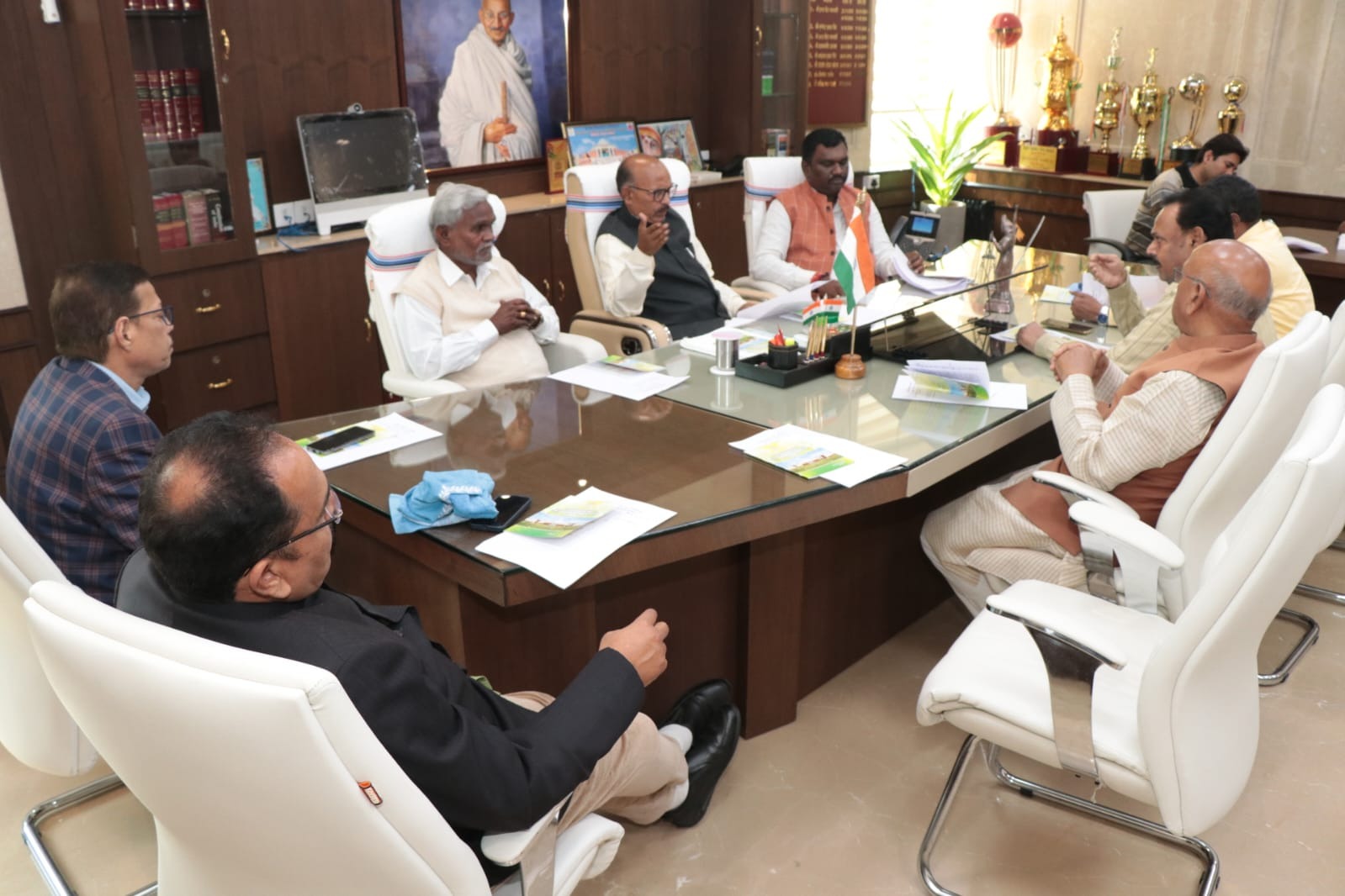 Jharkhand Assembly : बजट सत्र की तैयारी पूरी, सर्वदलीय बैठक में सीएम चंपाई के बयान पर नेता प्रतिपक्ष ने घेरा