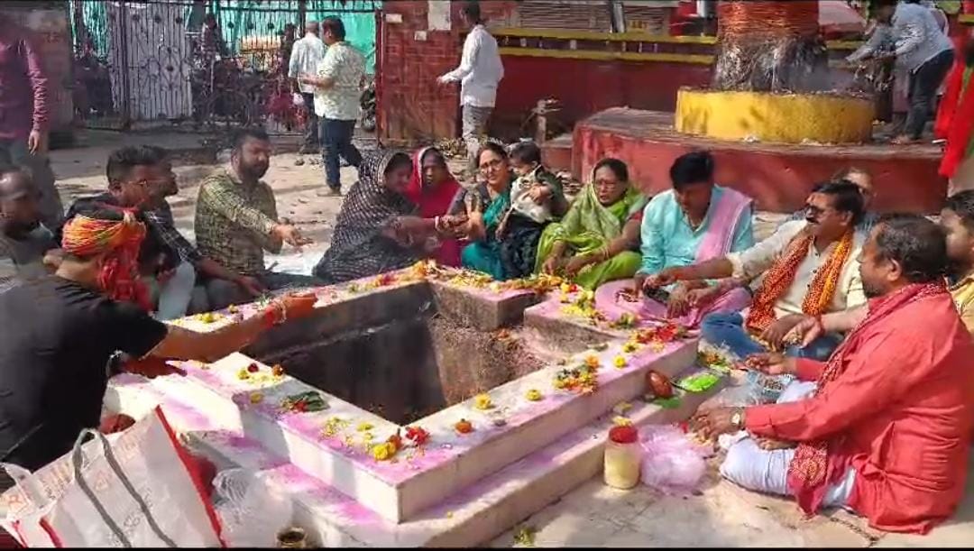 दुमका:हेमंत सोरेन को संकट से उबारने के लिए लगाई जा रही है माता रानी से अर्जी, जेएमएम कार्यकर्ताओं ने कराया विशेष हवन, पढ़ें नेताओं ने क्या कहा