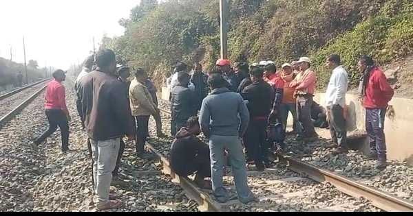 ट्रेन से कटकर दो ऑन ड्यूटी रेलकर्मी की मौत, परिजनों का रो-रोकर बुरा हाल