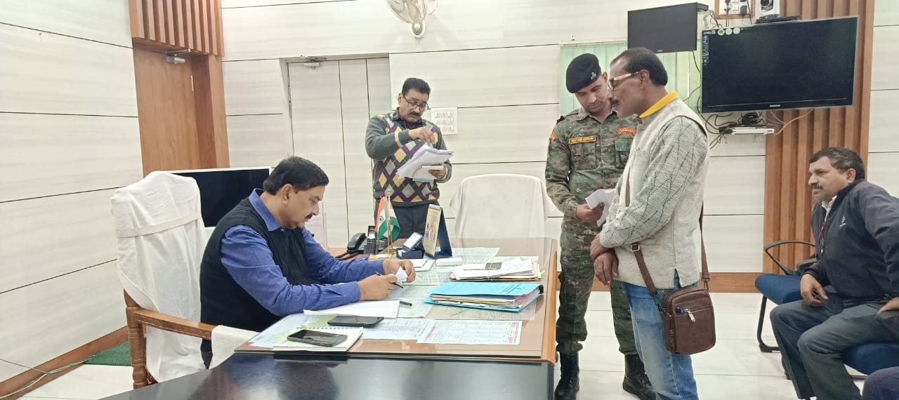 गोपालगंज:डीएम दरबार में अजब-गजब फरियाद लेकर पहुंचा फरियादी! कहा- हुजूर! मेरी शादी करवा दीजिए, दरवाजे पर आते है मेहमान तो भगा देते है भाई