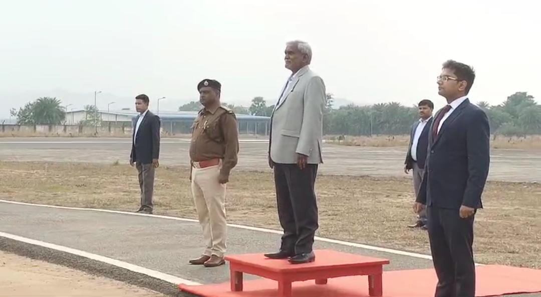 दुमका हवाई अड्डा पहुंचे सीएम, दिया गया गार्ड ऑफ ऑनर, फिर हेलीकॉप्टर से बरहेट, साहेबगंज के लिए हुए रवाना    