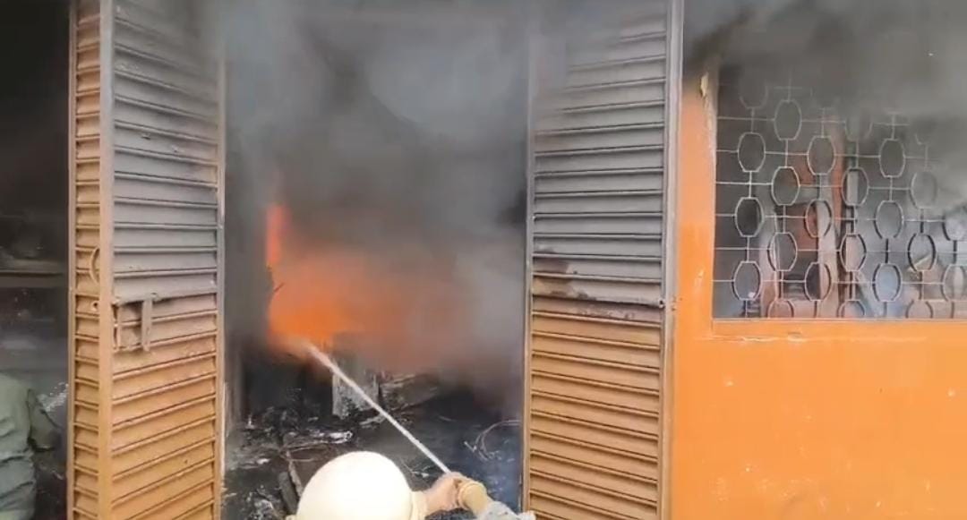 Jamshedpur Breaking : इलेक्ट्रॉनिक गोदाम में अचानक लगी आग, 25 लाख का सामान जलकर खाक, पढ़ें वजह