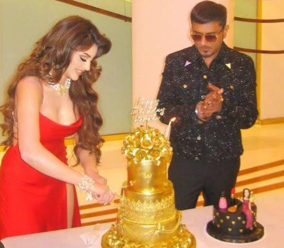 उर्वशी रौतेला ने अनोखे अंदाज में मनाया अपना 30वां बर्थ डे, काटा 24 कैरेट गोल्ड से बना केक, तस्वीरें जमकर हो रही है वायरल   