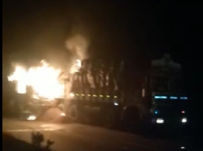 खड़ी ट्रक में कंटेनर ने पीछे से मारी भीषण टक्कर, दोनों वाहन जलकर खाक