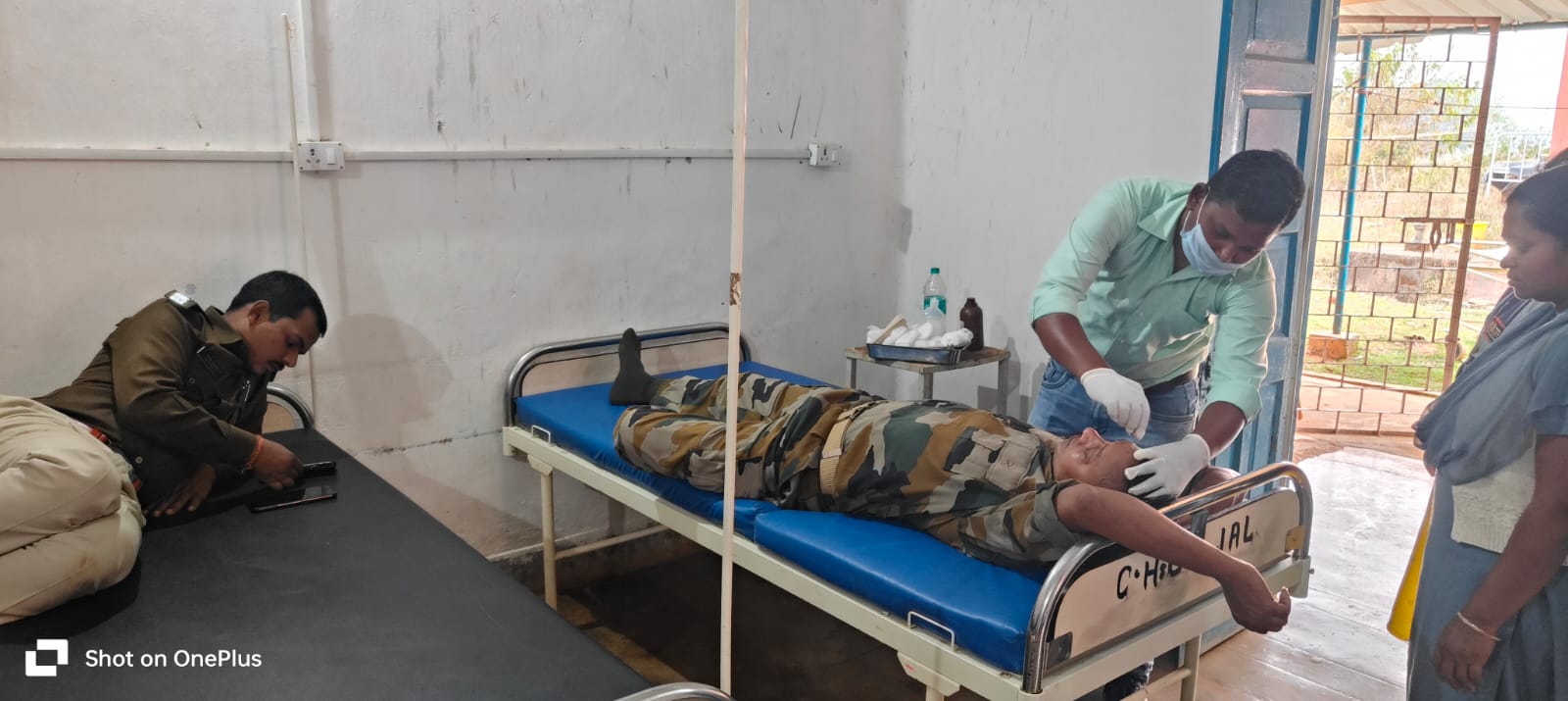 BIG BREAKING: शराब ठेका पर कार्रवाई करने गई पुलिस टीम पर हमला,ग्रामीणों ने दौड़ा -दौड़ा कर पीटा, देखिए वीडियो