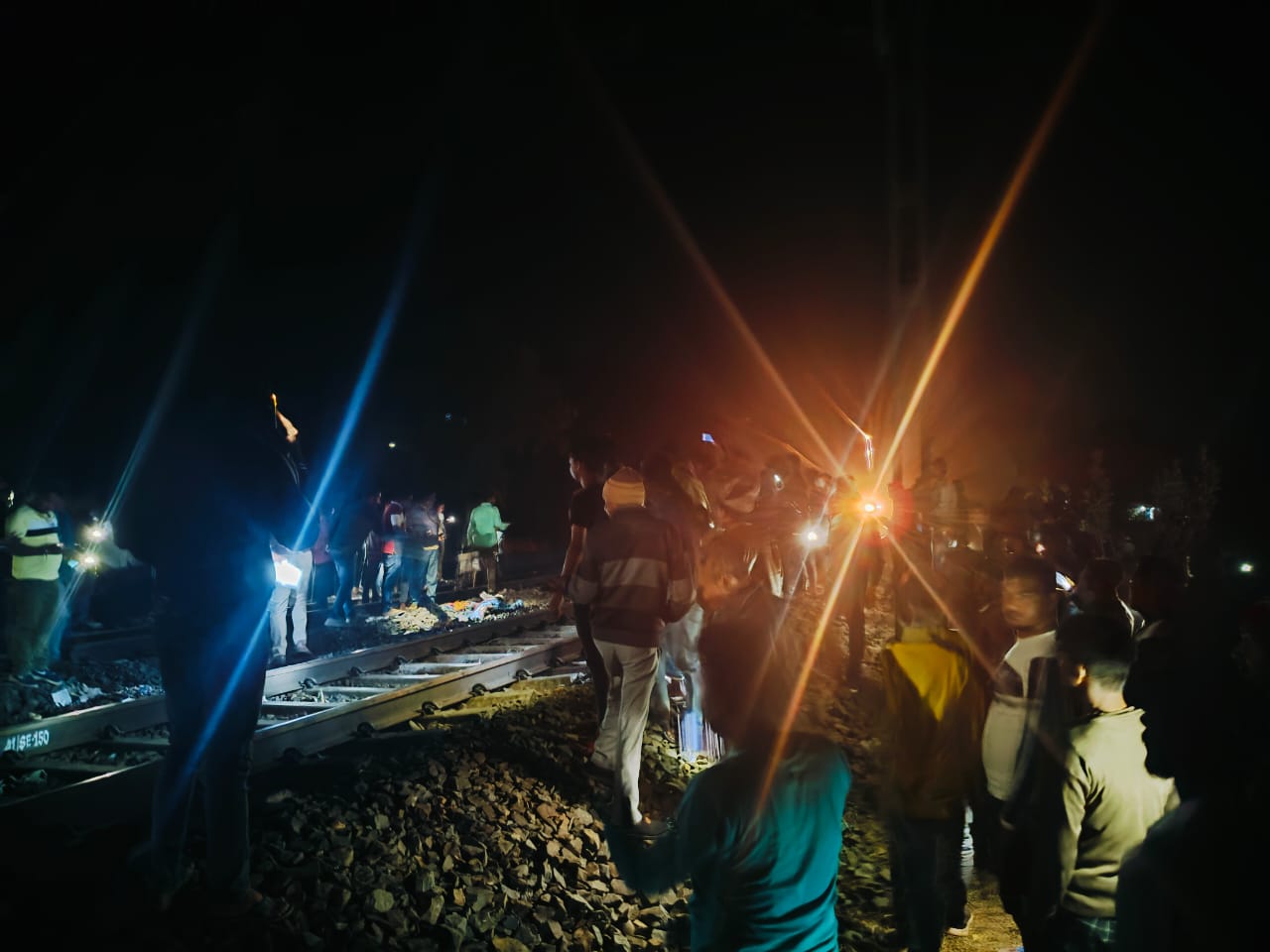 BIG BREAKING NEWS :- जामताड़ा में बड़ा रेल हादसा,  ट्रेन से कटकर दर्जनों लोगों की हताहत होने की सूचना, 2 की पुष्टि