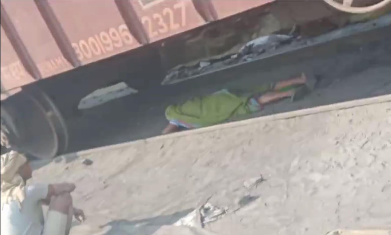 बुजुर्ग महिला ने मौत को दी मात! रेलवे ट्रैक पार करते समय अचानक ट्रेन आई तो पटरी के बीचो बीच लेट गई, देखिए वीडियो