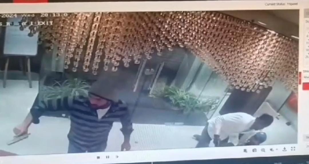 समस्तीपुर:रिलायंस ज्वेलर्स में हुई लूट की घटना का सीसीटीवी आया सामने, हथियार के बल पर हुई थी 1.5 करोड़ से अधिक की लूट