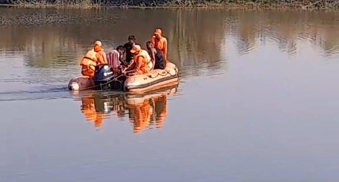 देवघर:मां और मौसी के साथ तालाब में नहाने गई महिला डूबी, 24 घंटे बाद भी नहीं ढूंढ पाई एनडीआरएफ की टीम, तलाश जारी   