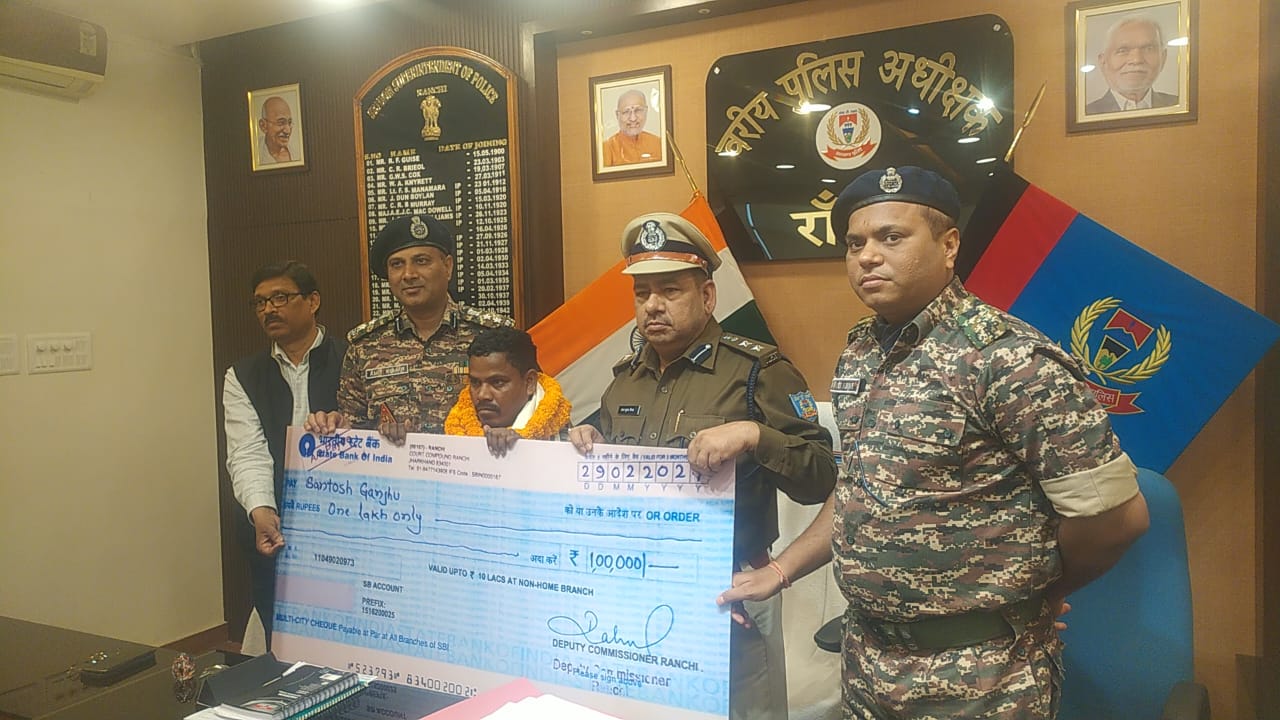 गुरिल्ला आर्मी का सदस्य, घात लगाकर हमला करने में माहिर उग्रवादी संतोष ने पुलिस ने समक्ष डाला हथियार, जानिए कुख्यात नक्सली संतोष के बारे में