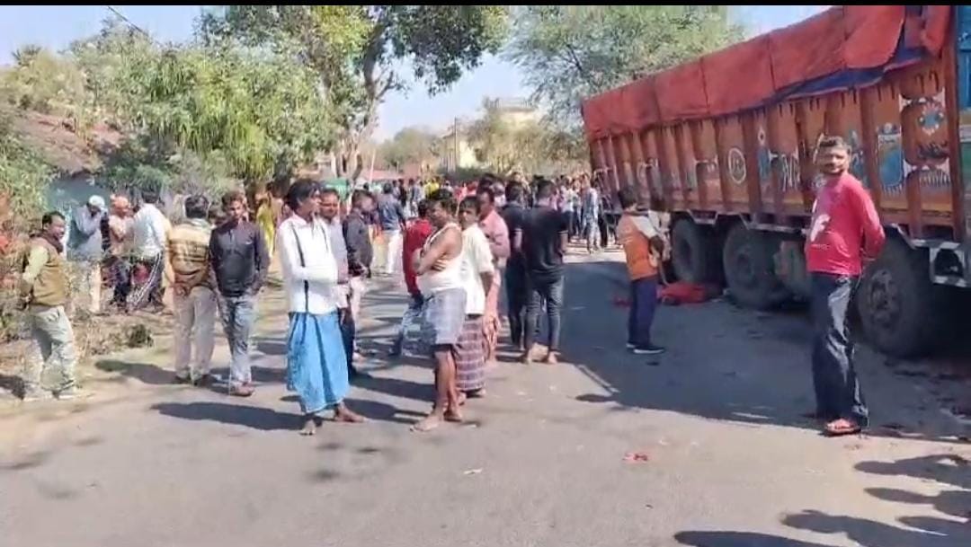 देवघर में दर्दनाक सड़क हादसा! ट्रक और बाइक की टक्कर में दो युवकों की मौत,पढ़ें पूरा मामला