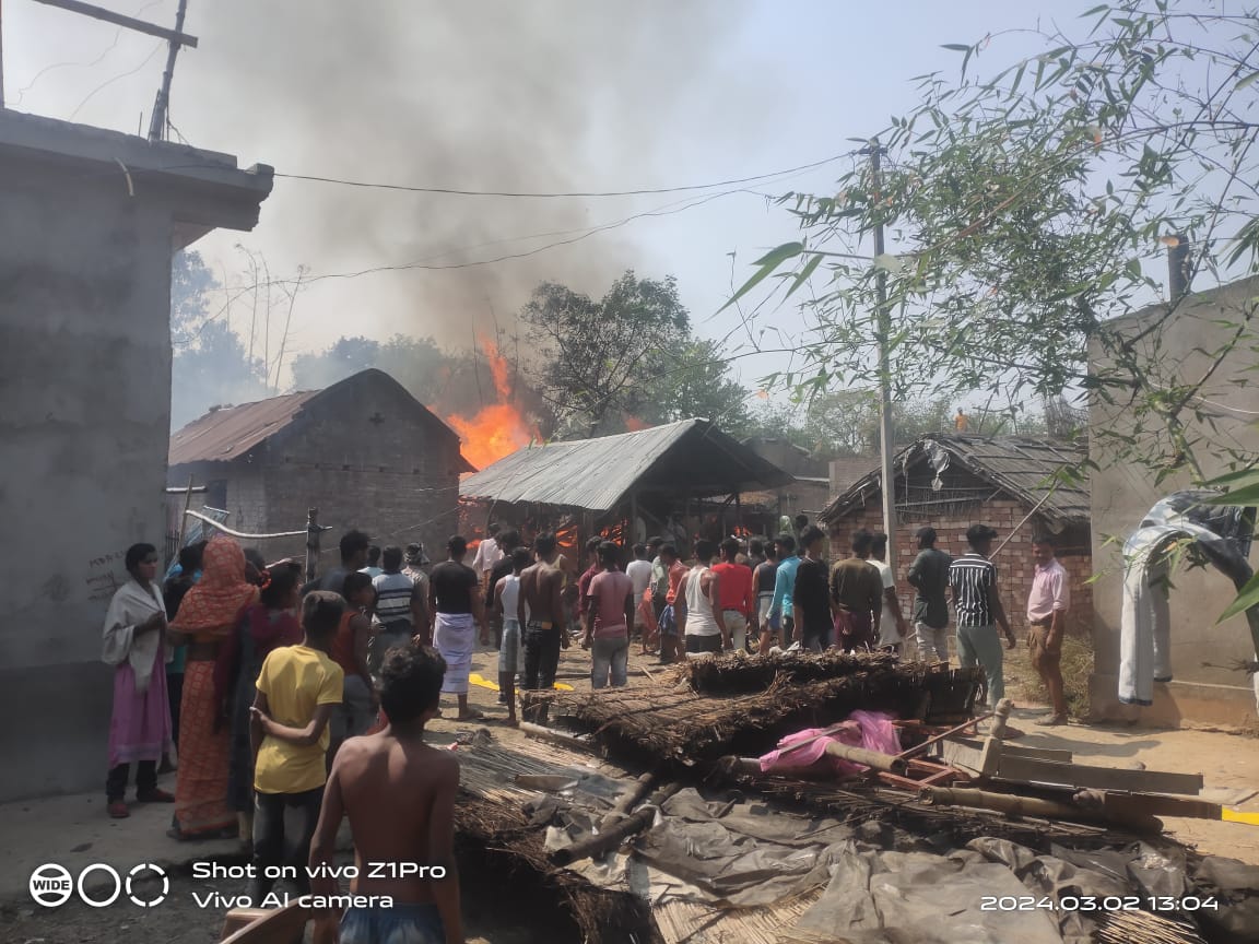 साहिबगंज में आग का तांडव, पलक-झपकते 5 घर जलकर खाक, लाखों की संपत्ति का हुआ नुकसान 