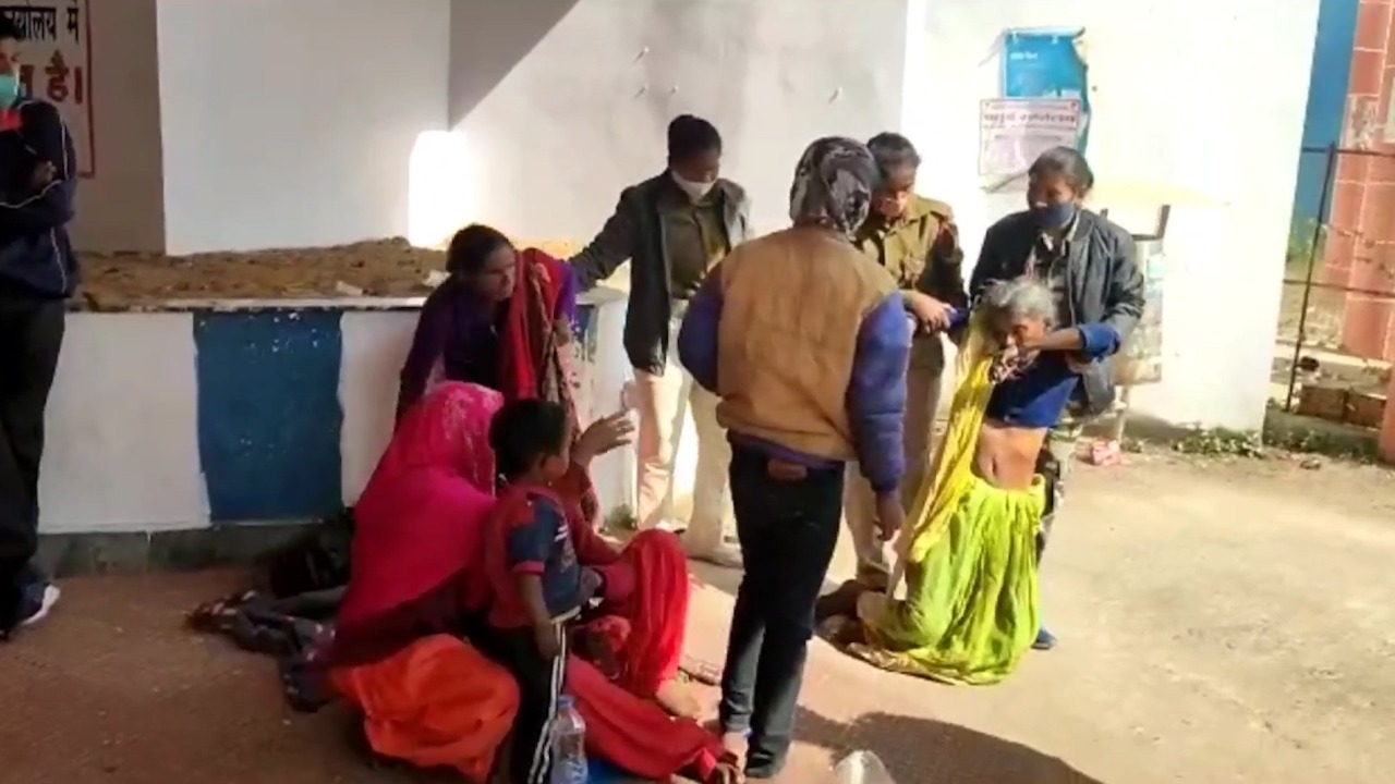 धरना पर बैठे रोते-बिलखते परिवार को उठा ले गई पुलिस