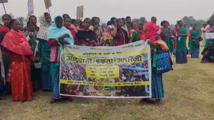साहिबगंज के बरहेट में प्रदेश सरकार के खिलाफ आदिवासियों का हल्लाबोल, प्रदर्शनकारियों ने लगाया सरकार पर आदिवासियों को तोड़ने का आरोप