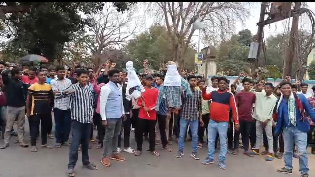 दुमका:स्पेनिश महिला से दरिंदगी के विरोध में सीएम चंपई सोरेन का पुतला दहन, छात्रों ने एसपी कॉलेज के बाहर की जमकर नारेबाजी, पढ़ें क्या है मांग   