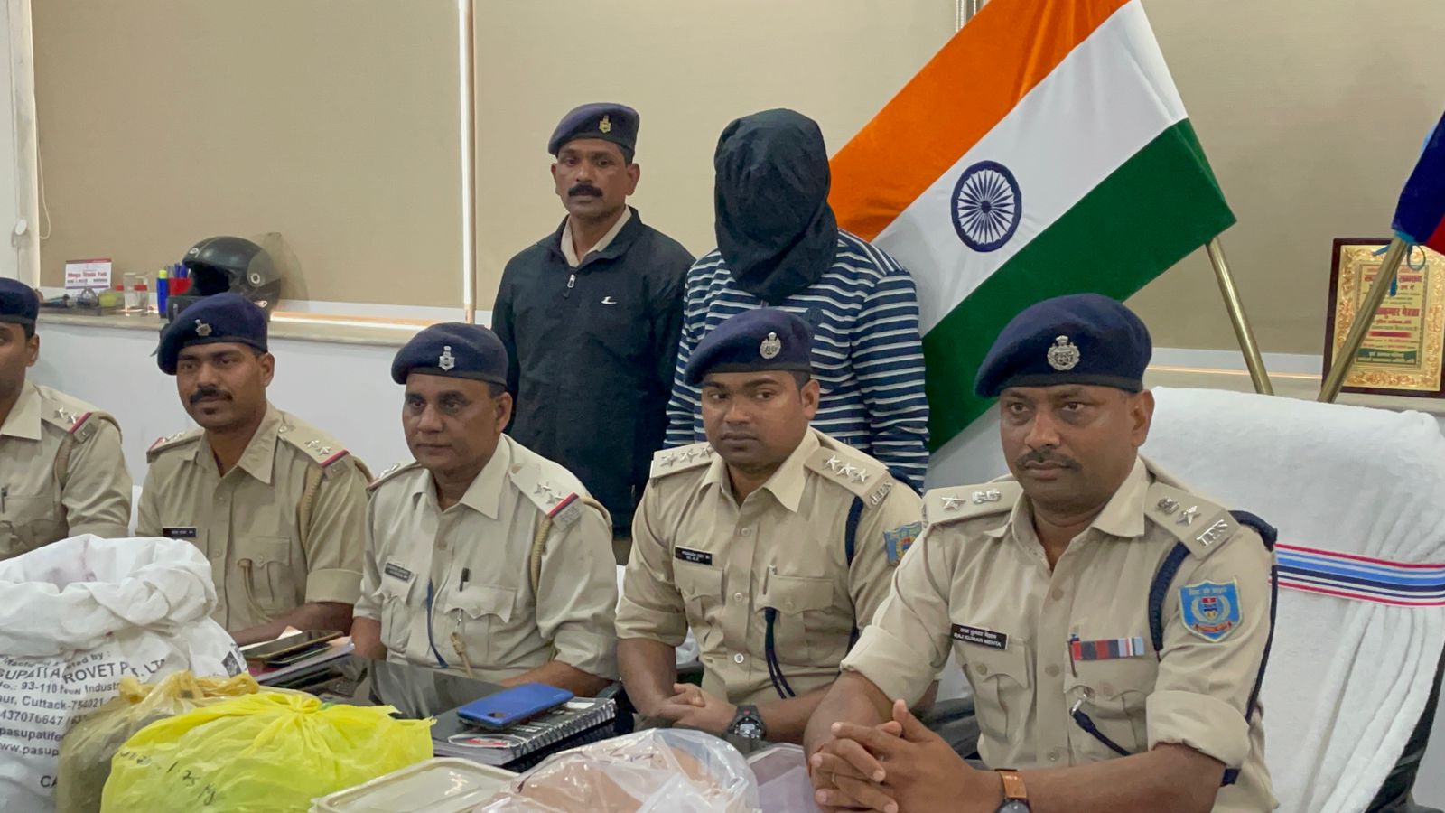 पान गुमटी में गांजा और चिलम की बिक्री!पुलिस ने किया रेड तो मिला गांजा,टैबलेट और चिलम