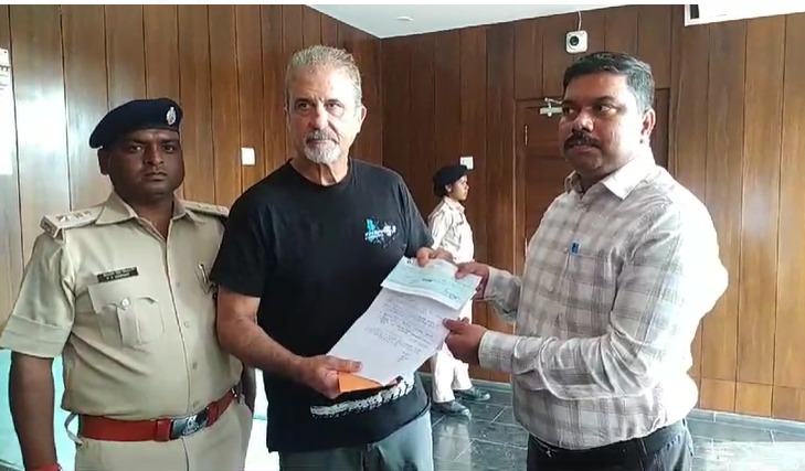 Big Breaking: स्पेनिश कपल के साथ दुमका में शर्मनाक घटना, प्रशासन ने सौंपा 10 लाख का चेक