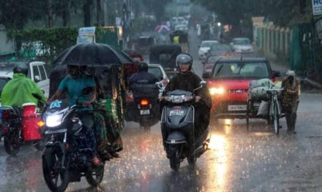  Jharkhand weather: झारखंड के कई जिलों में हुई झमाझम बारिश से गिरा पारा, पढ़ें अगले दो दिनों तक कैसा रहेगा मौसम का मिजाज   