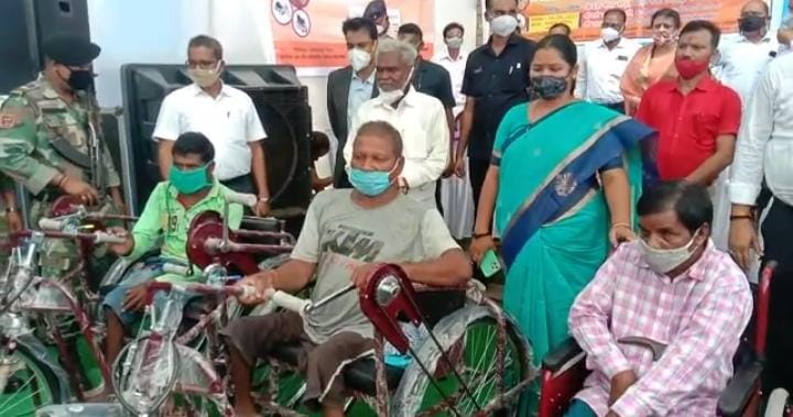 दिव्यांगों की सुविधा के लिए जिला प्रशासन द्वारा किया जा रहा लगातार प्रयास,दिव्यांगों के बीच यंत्र का वितरण