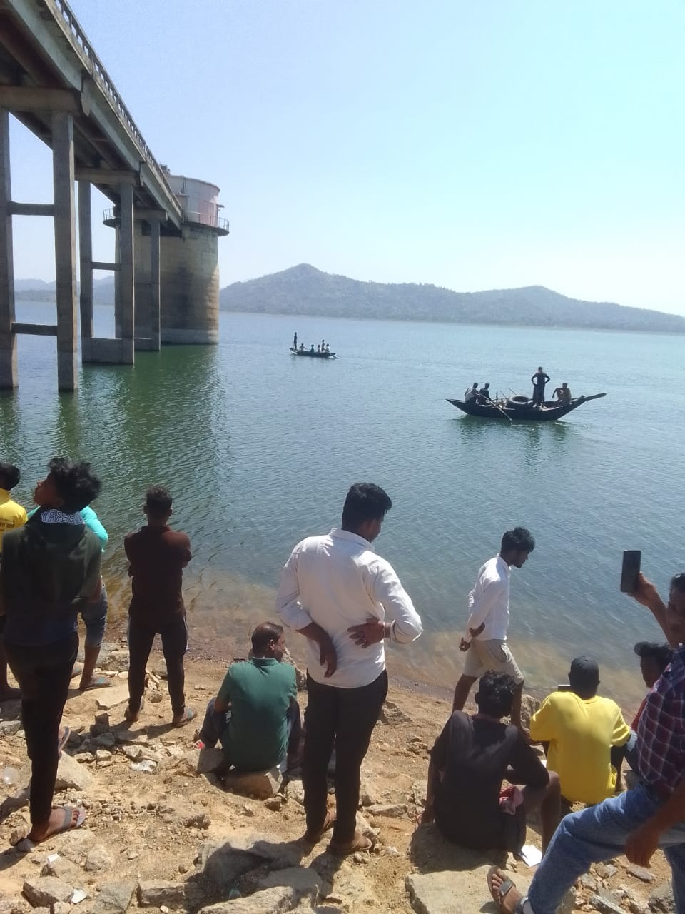 सेल्फी के चक्कर मे गयी जान, फर्स्ट मैरेज एनिवर्सरी के दिन उठी पति की अर्थी