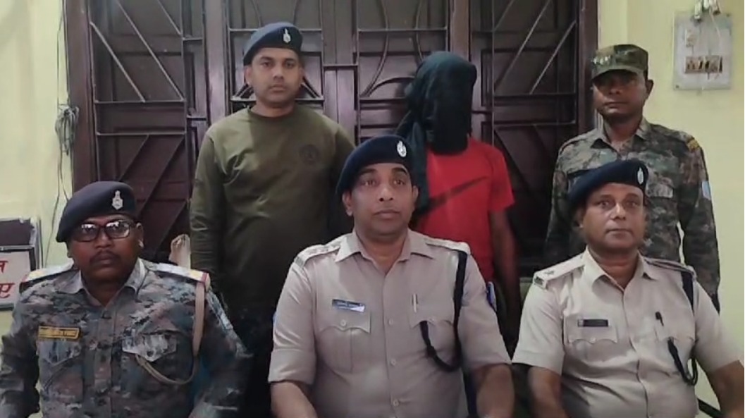 BREAKING: केंदुआडीह पुलिस ने आर्म्स के साथ युवक को किया गिरफ्तार, डीएसपी ने प्रेस कॉन्फ्रेंस कर दी जानकारी
