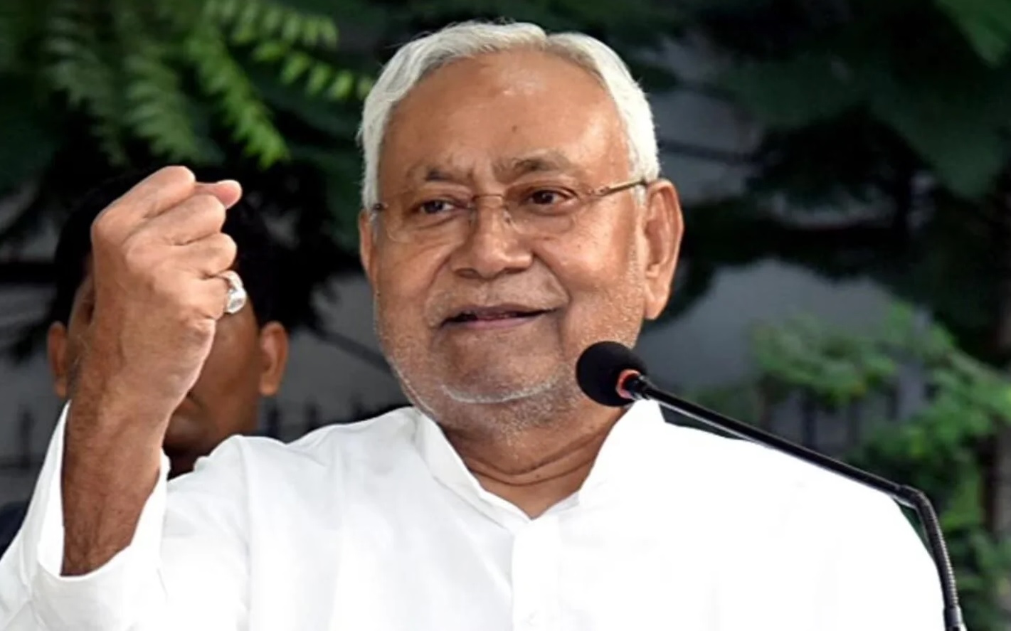 बिहार में सीट शेयरिंग का पेंच सुलझाए बगैर ब्रिटेन दौरे पर रवाना हुए सीएम नीतीश, चर्चाओं का बाजार गर्म