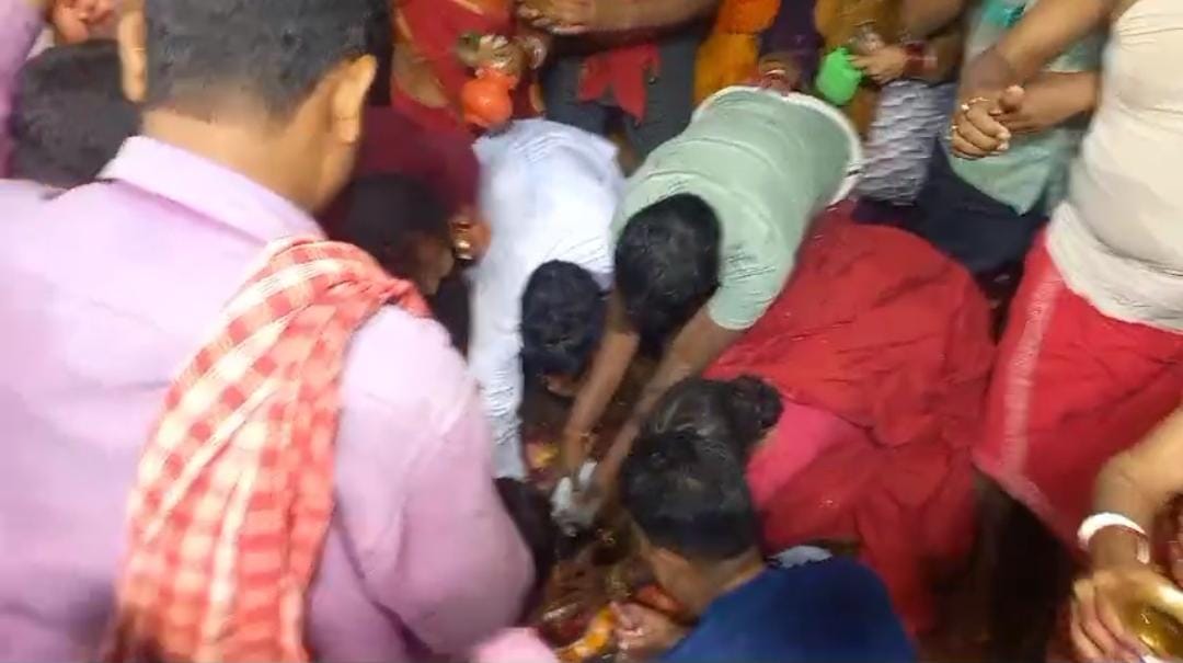 दुमका:महाशिवरात्रि पर फौजदारी बाबा धाम में उमड़ी भक्तों की भीड़, दर्शन और पूजा के लिए बेताब दिखे श्रद्धालु, पढ़ें मर्याद और घूंघट रस्म की क्या है परंपरा