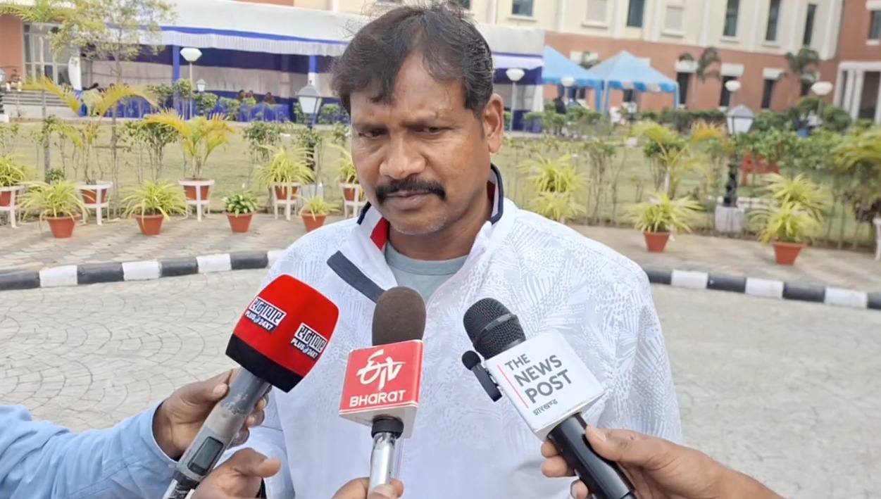 LS इलेक्शन 2024 in Chaibasa seat:- इधर कुंआ उधर खाई! गीता की पलटी के बाद विश्वनीयता के संकट में “ मधु कोड़ा के हनुमान”, देखिये क्या है कांग्रेसी विधायक सोना राम सिंकु की सियासी मुसीबत