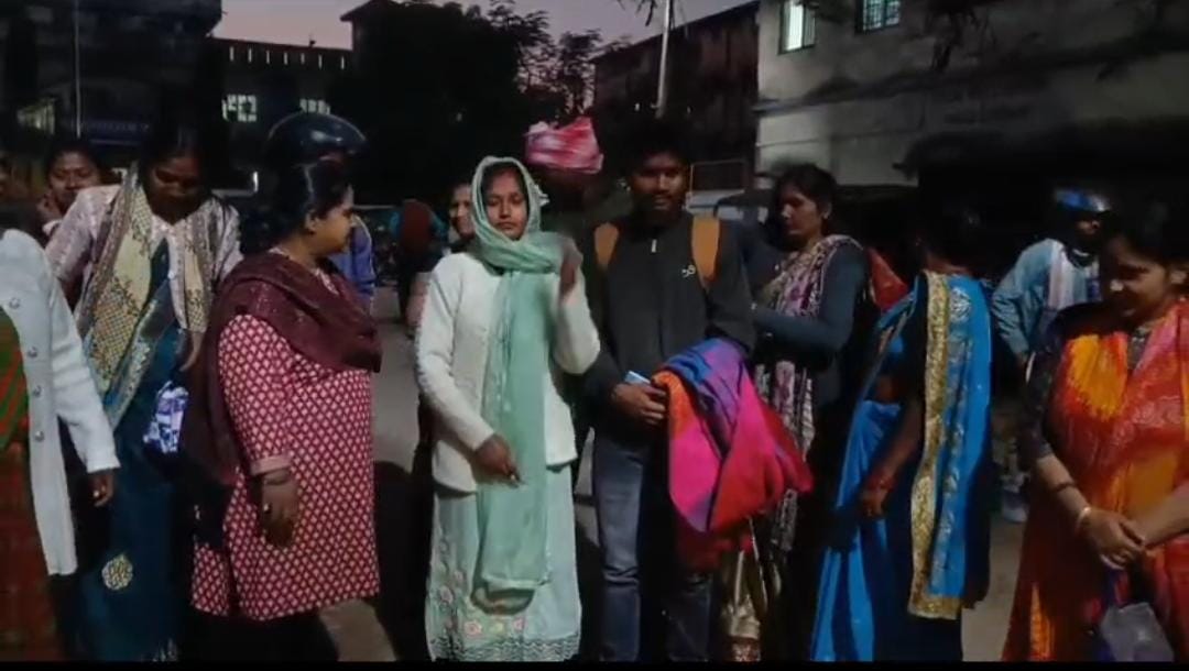 लोहरदगा:चोरी छुपे प्रेमी जोड़े ने मंदिर में रचाई शादी, तो लड़की के परिजनों ने इस तरह जताया विरोध,पढ़ें फिर क्या हुआ