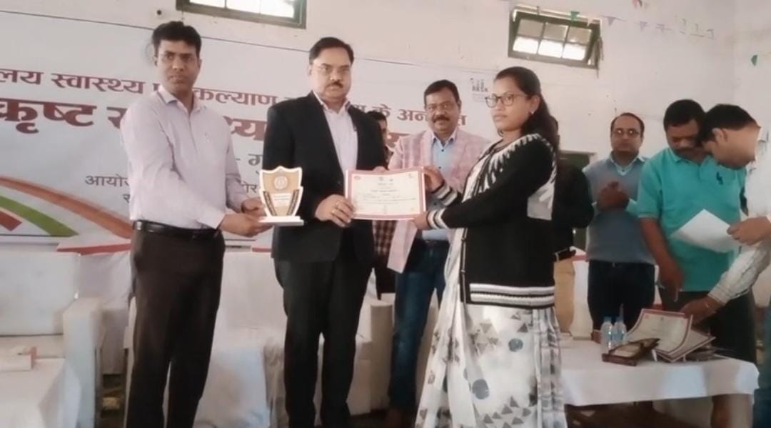 गुमला में उत्कृष्ट स्वास्थ्य आरोग्य दूत सम्मान समारोह का आयोजन, शिक्षकों को शिल्ड और प्रशस्ती पत्र देकर किया गया सम्मानित