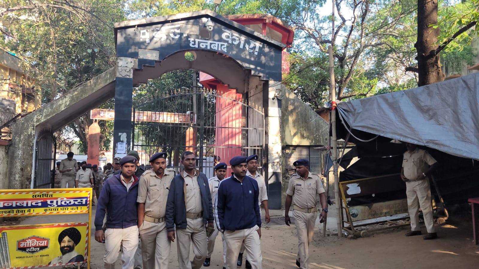 BIG BREAKING: तड़के सुबह धनबाद जेल में पुलिस की छापेमारी, कैदियों में मचा हड़कंप , पढ़ें छापे की असली वजह   