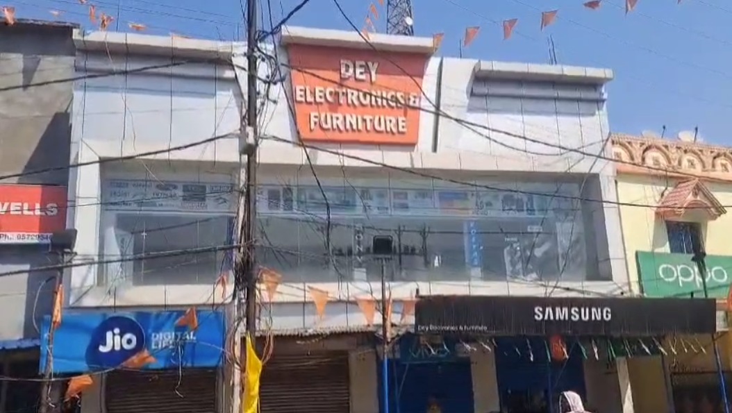 थाना से 200 मीटर की दूरी पर चोरो ने दिखाई दिलेरी, दुकान से 50 लाख का सामान लेकर हुए फरार