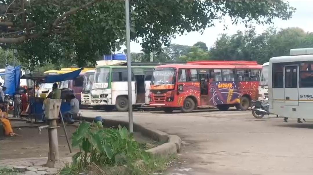 गुमला:सरकार की उदासीनता का दंश झेल रहा ललित उरांव बस स्टैंड! देखरेख के अभाव में दयनीय हुई हालत,लोगों में आक्रोश    