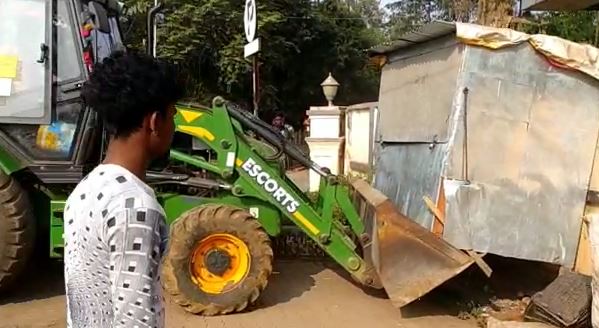 दुमका में अतिक्रमण पर चला प्रशासन का बुलडोजर, मचा हड़कंप