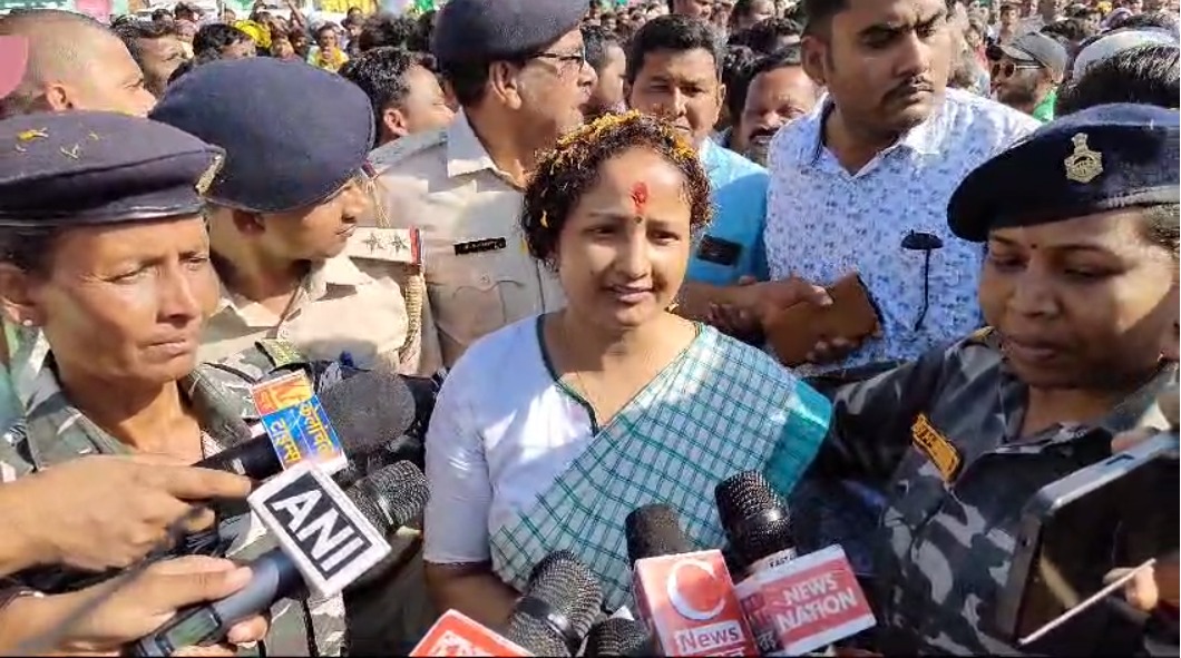 हेमंत सोरेन के विधानसभा क्षेत्र बरहेट में  कल्पना सोरेन ने भरी हुंकार, कहा- 'डरना नहीं लड़ना है, न झारखंड झुका है और न कभी झुकेगा'