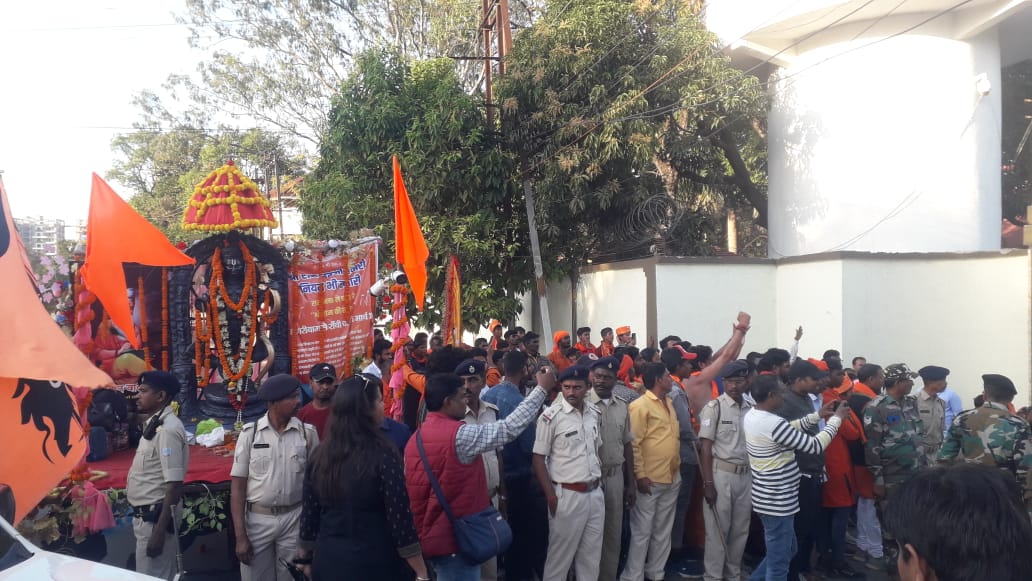 BIG BREAKING : मुख्यमंत्री आवास की सुरक्षा में बड़ी चूक,सैकड़ों की संख्या में आंदोलनकारी पहुंचे सीएम आवास