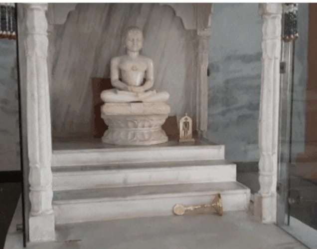 जैन मंदिर से भगवान महावीर की 12 मूर्तियां हुई चोरी, चांदी का छत्र भी ले गए चोर , जानिए कहा का है मामला 