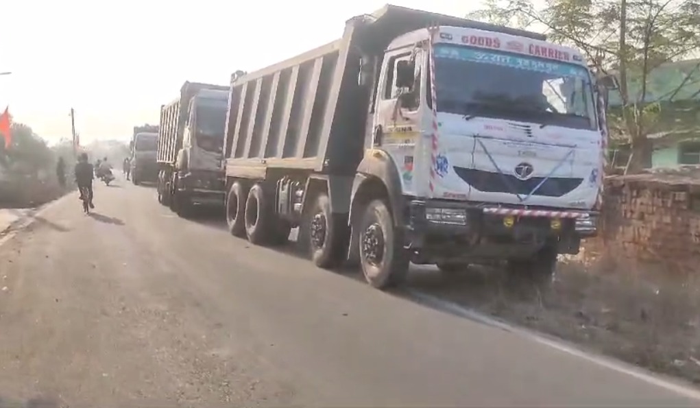 अज्ञात वाहन ने बिजली के खम्भे को किया क्षतिग्रस्त, सड़क के बीचोंबीच गिरा पोल, सड़क के दोनों ओर से आवागमन बाधित