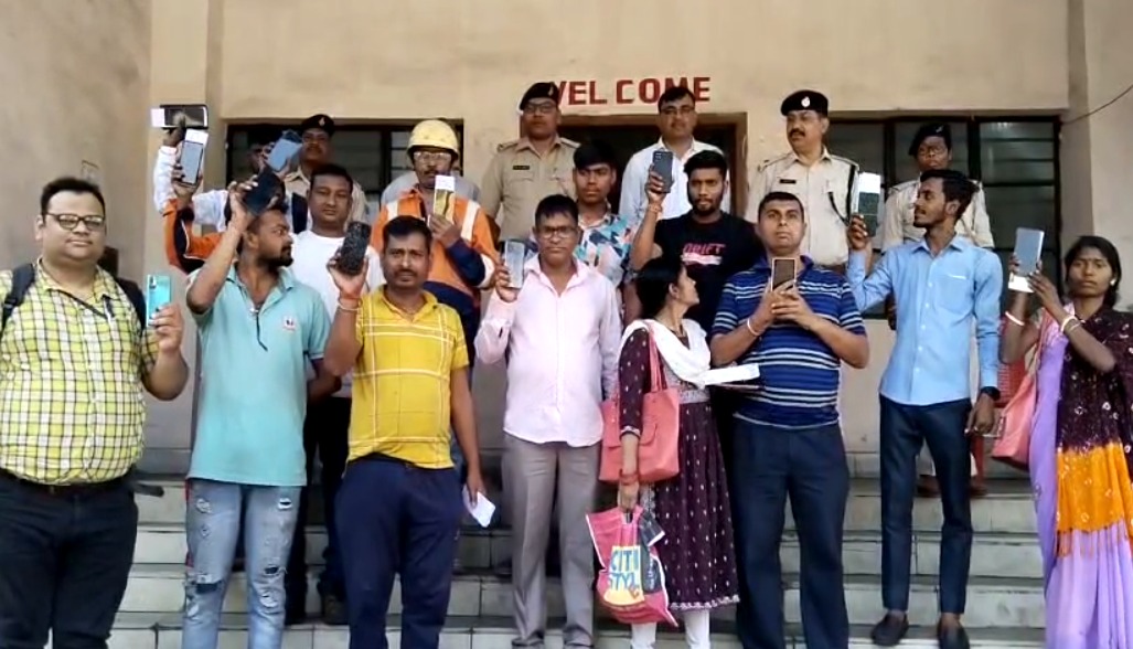 पुलिस ने खोया मोबाइल वितरण कार्यक्रम का किया आयोजन, मोबाइल पाकर खिल उठे चेहरे