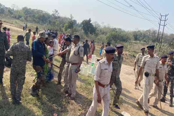 Dhanbad Breaking : पुटकी का भागा बांध:पुलिस और महिलाओं में तनातनी के बाद चार नकाबपोश कस्टडी में,हथियार भी बरामद    