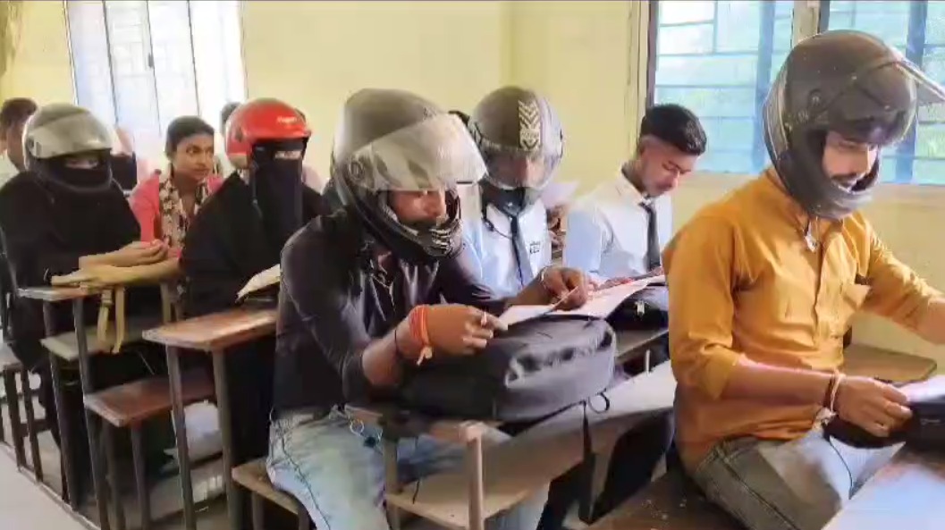 झारखंड का एक ऐसा कॉलेज, जहां हेलमेट पहनकर क्लास कर रहे छात्र 
